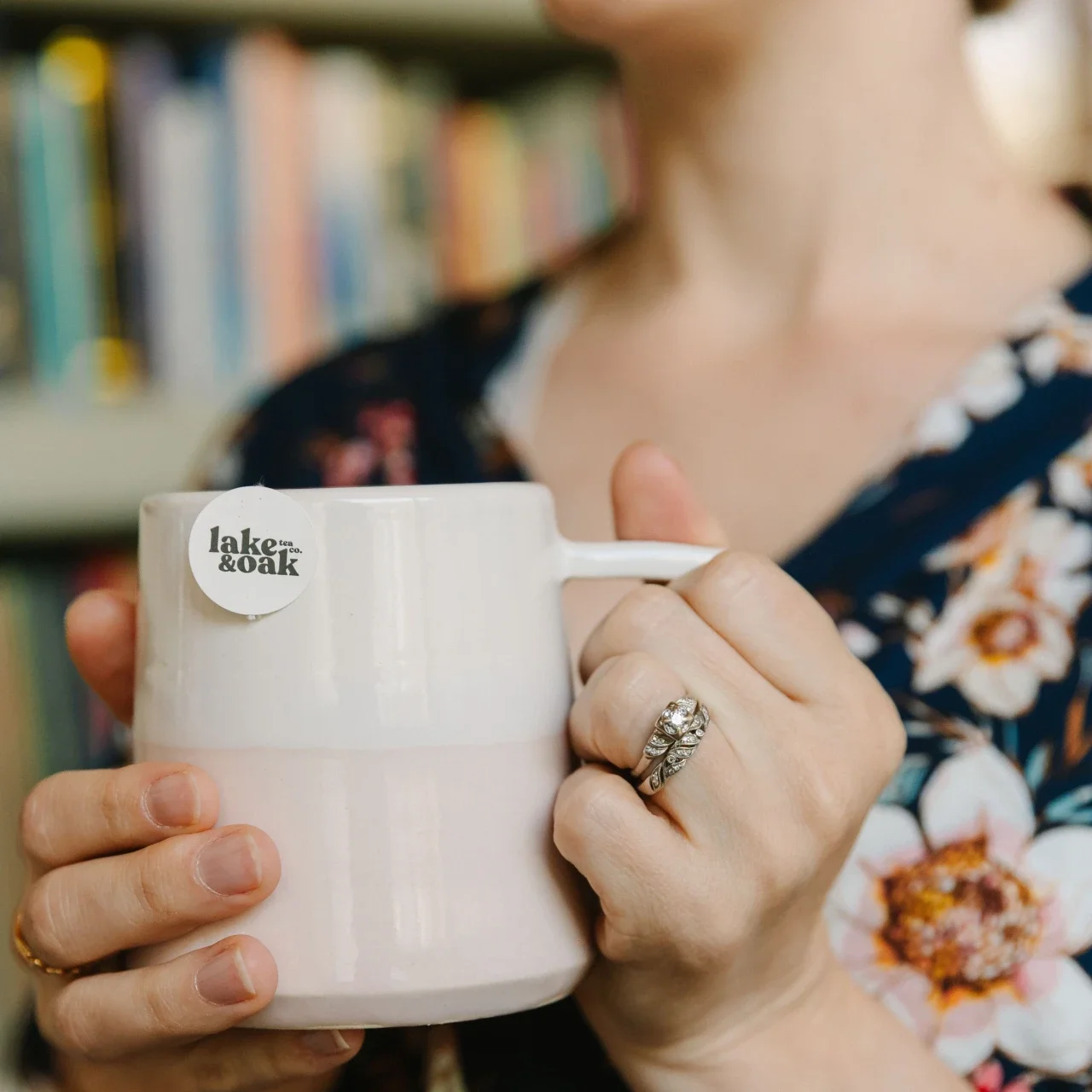 lake-oak-tea-mug-mom.webp