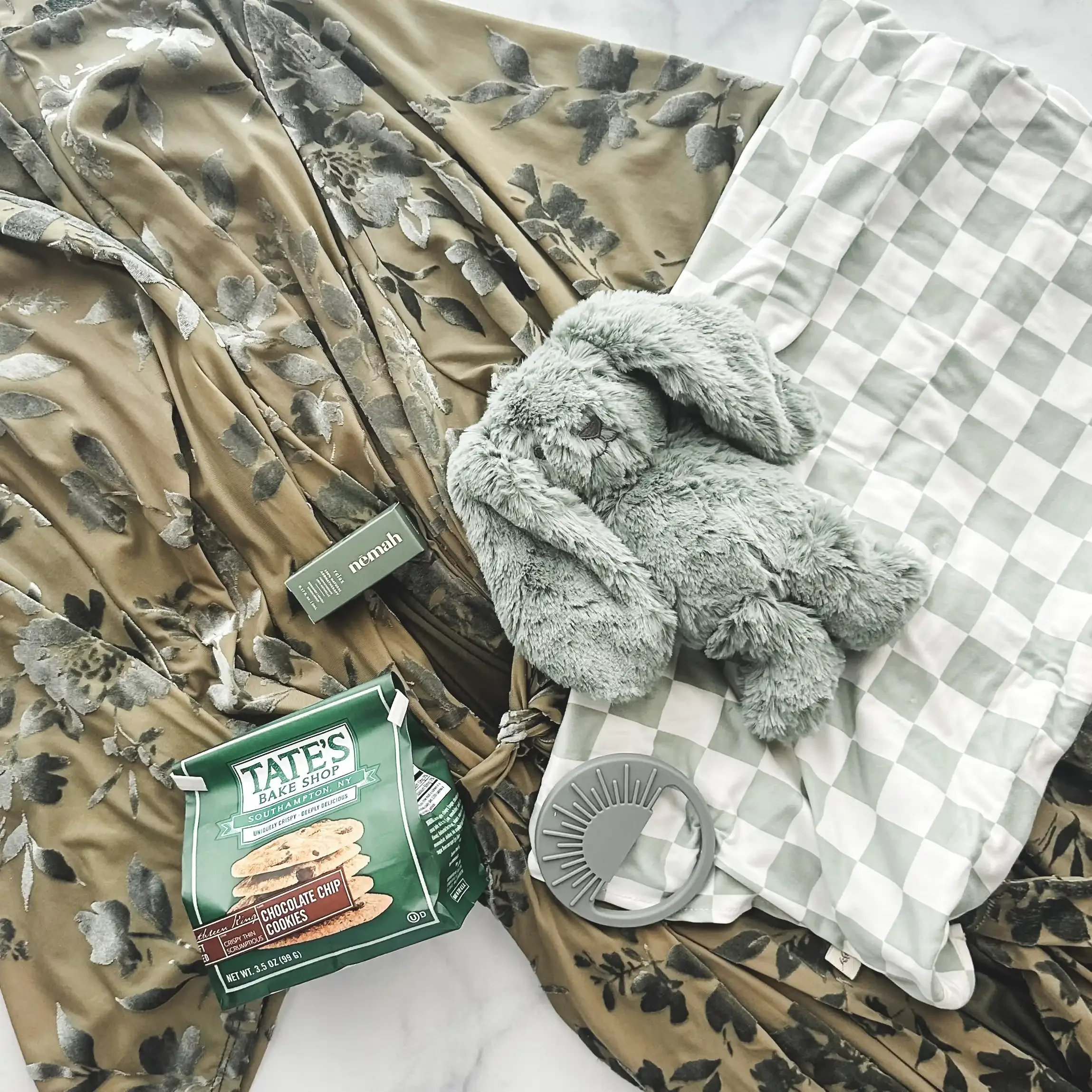 mom-and-baby-gift-box-green-flatlay.webp