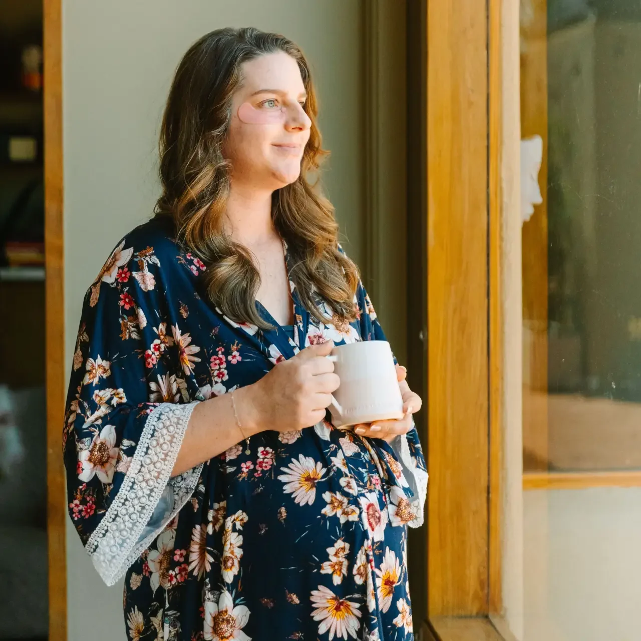 mug-expectant-mom-navy-floral-robe.webp