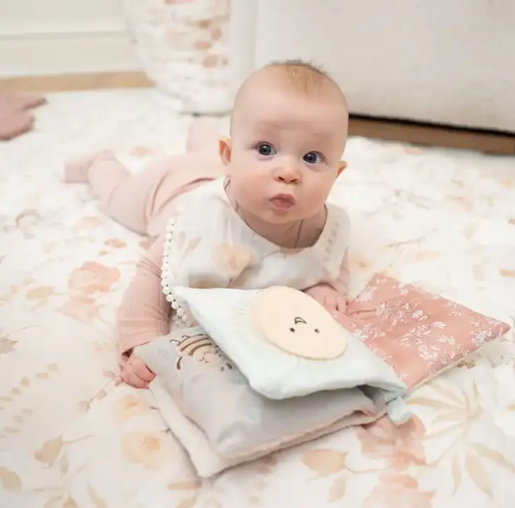 bib-baby-white-floral.webp