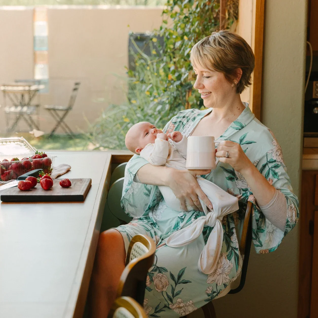 mug-mom-with-baby.webp