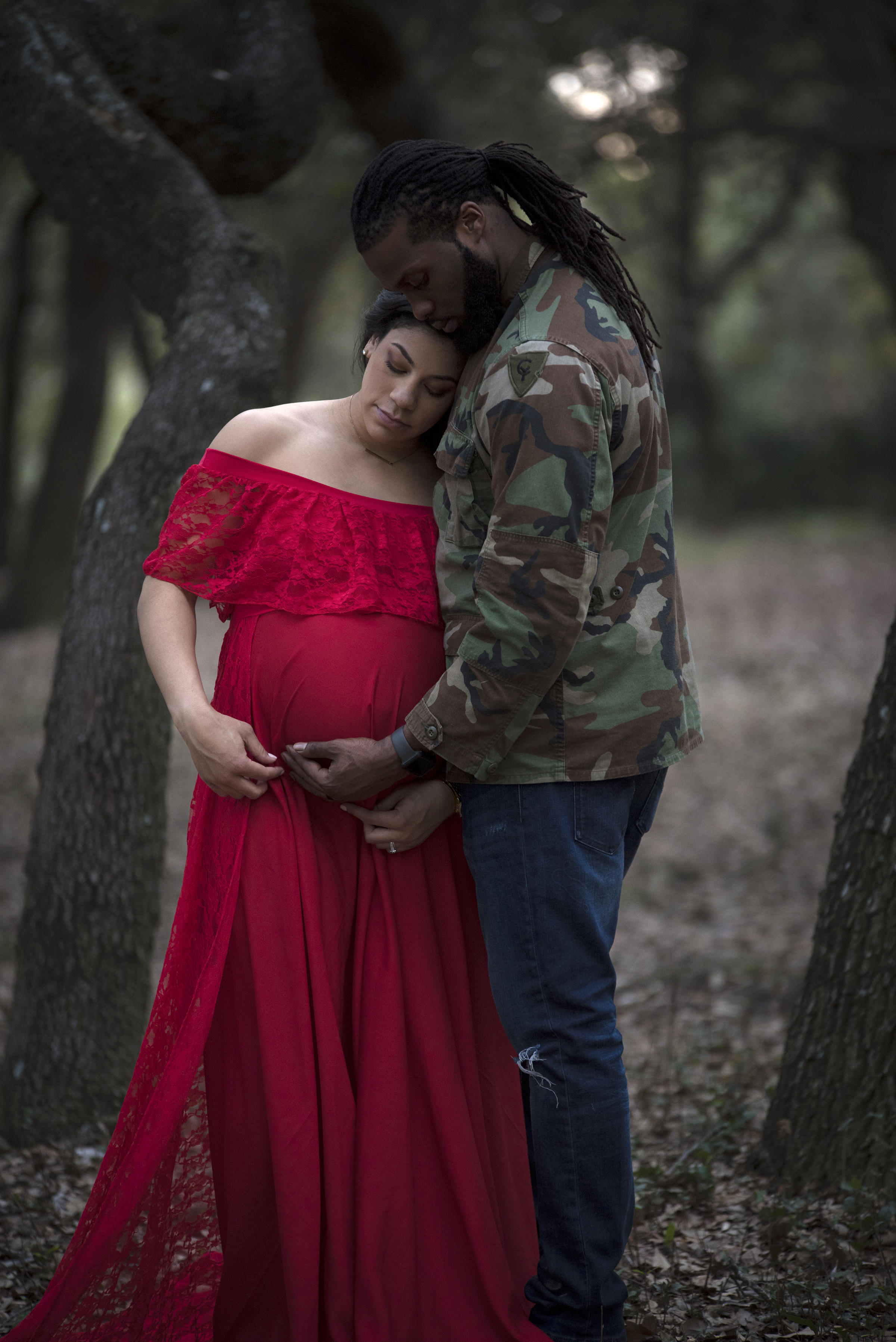 couple embrace outdoor maternity photography in san antonio