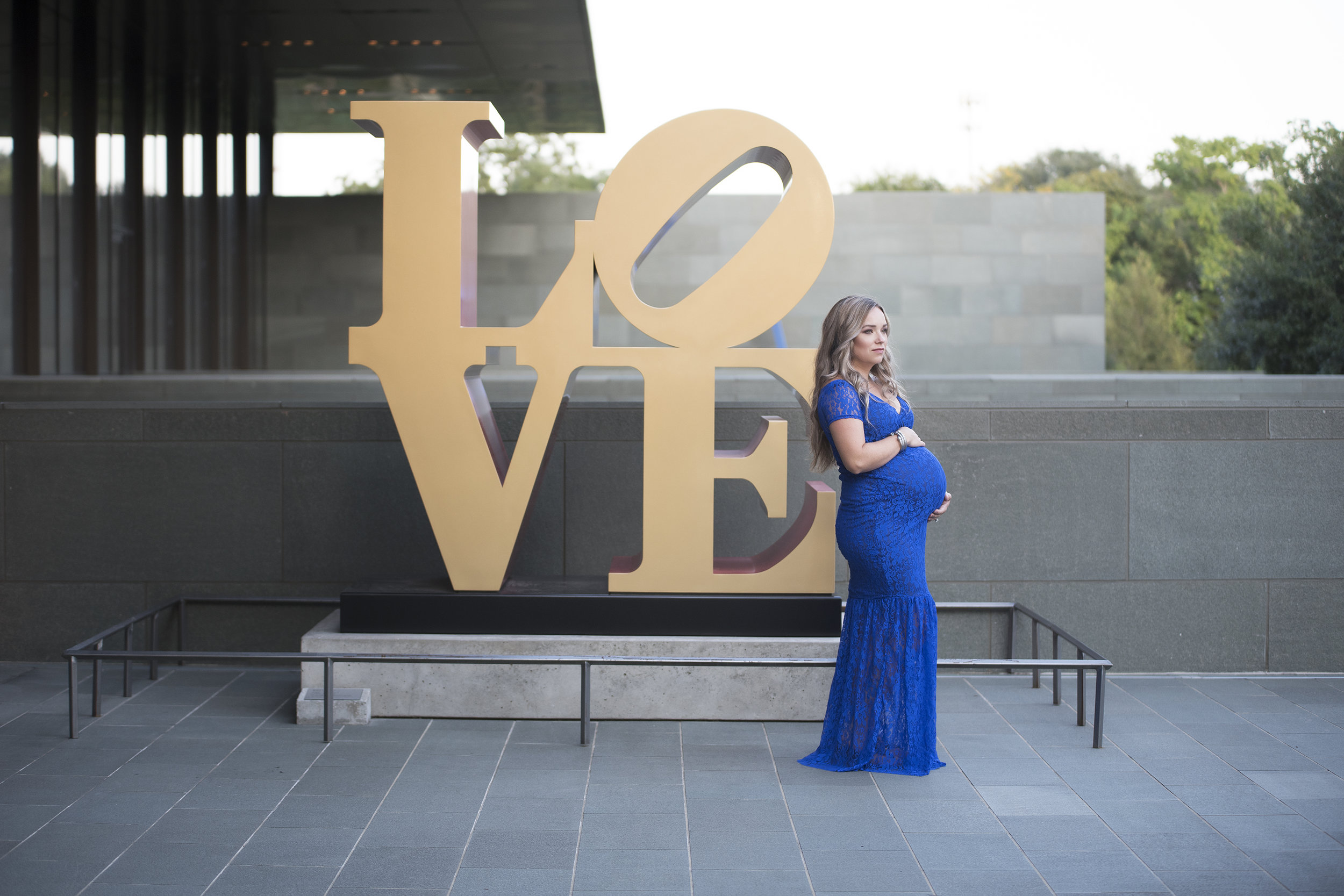 blue love sign maternity photography in san antonio