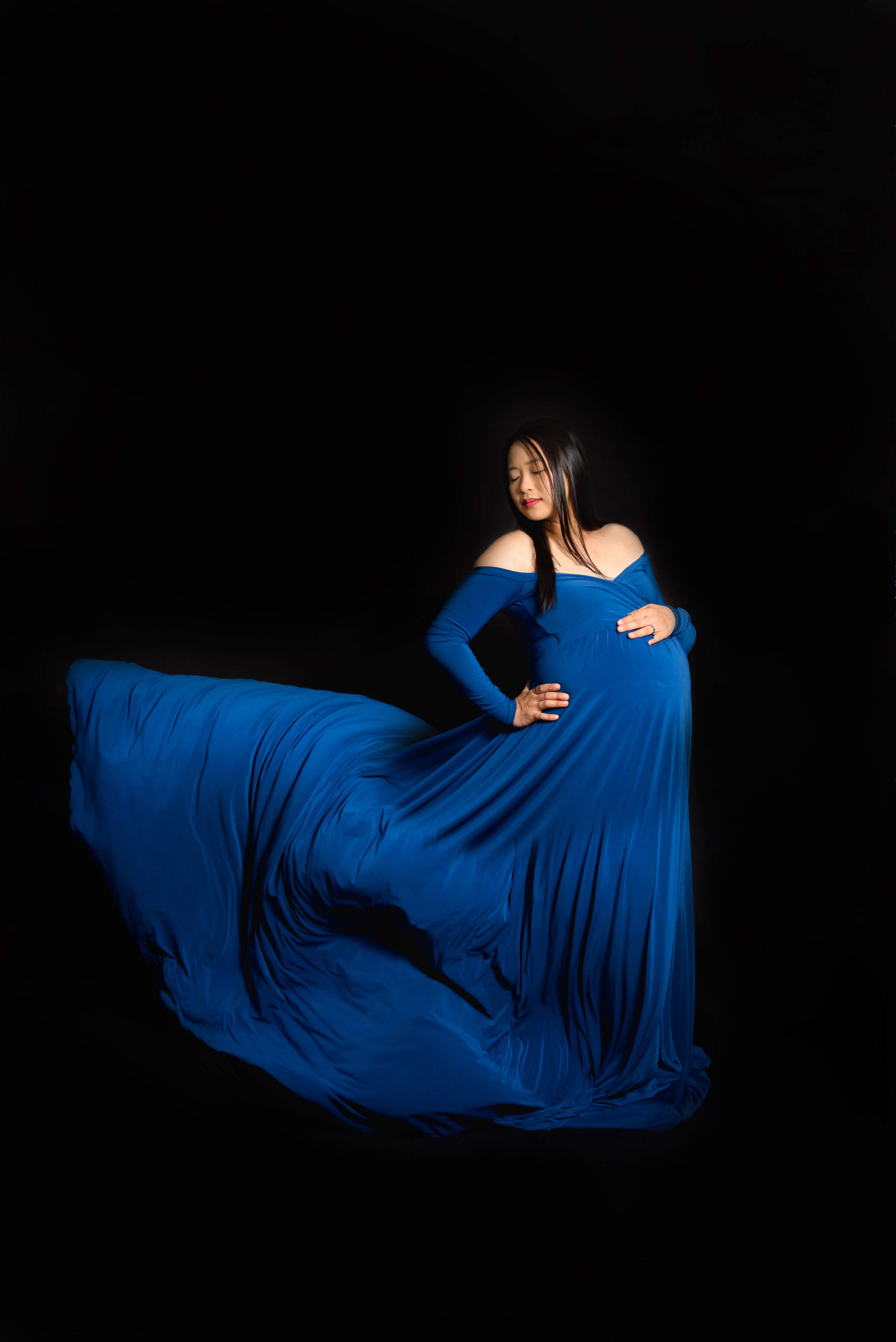 blue studio flow maternity photography in san antonio