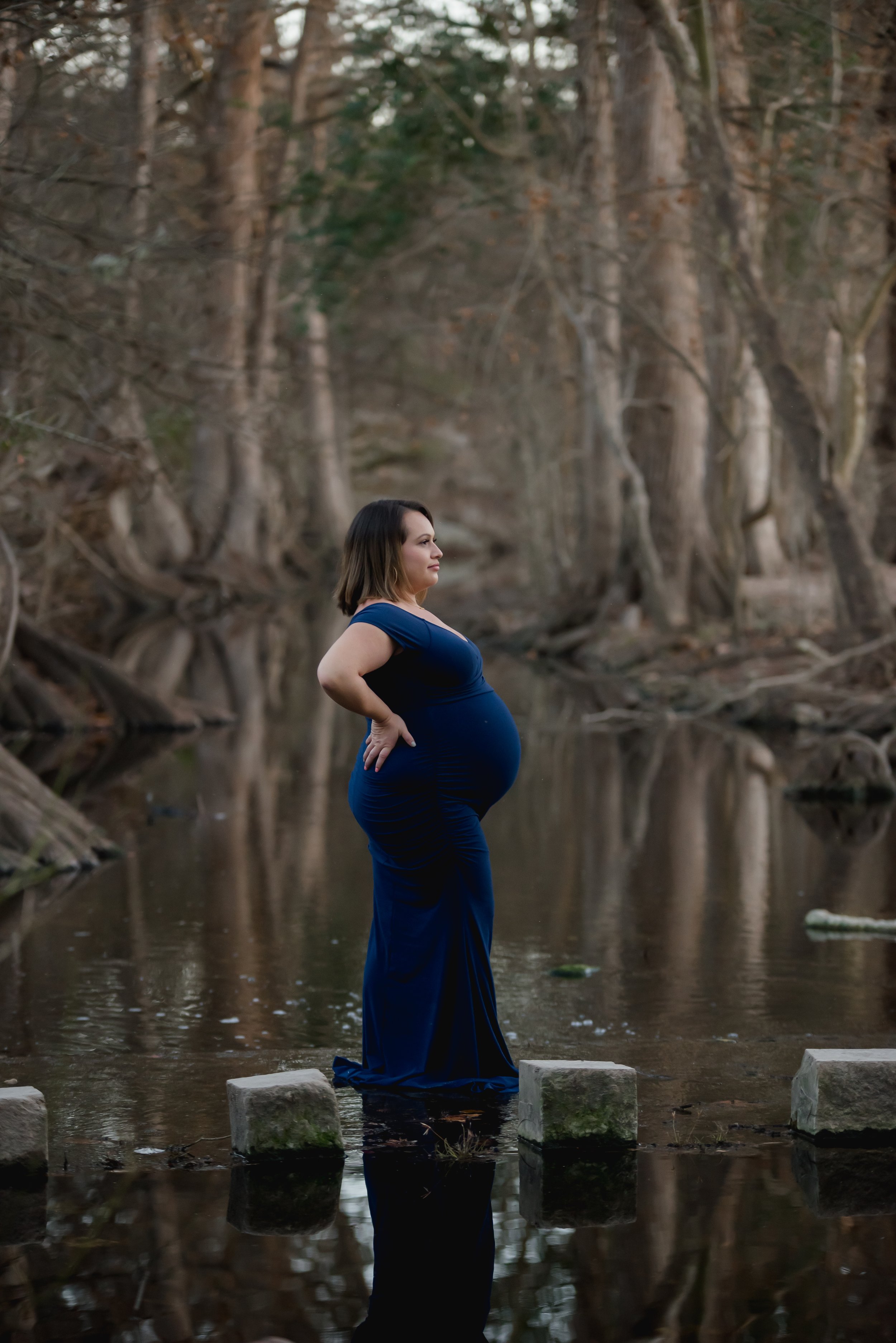 mom river outdoor maternity photography in san antonio