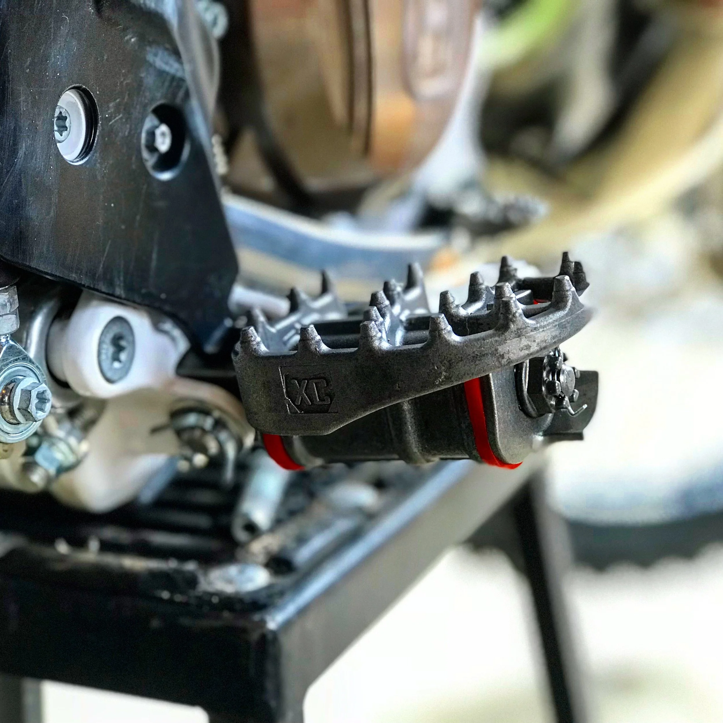 XC Gear SPURZ Anti Vibration Footpegs