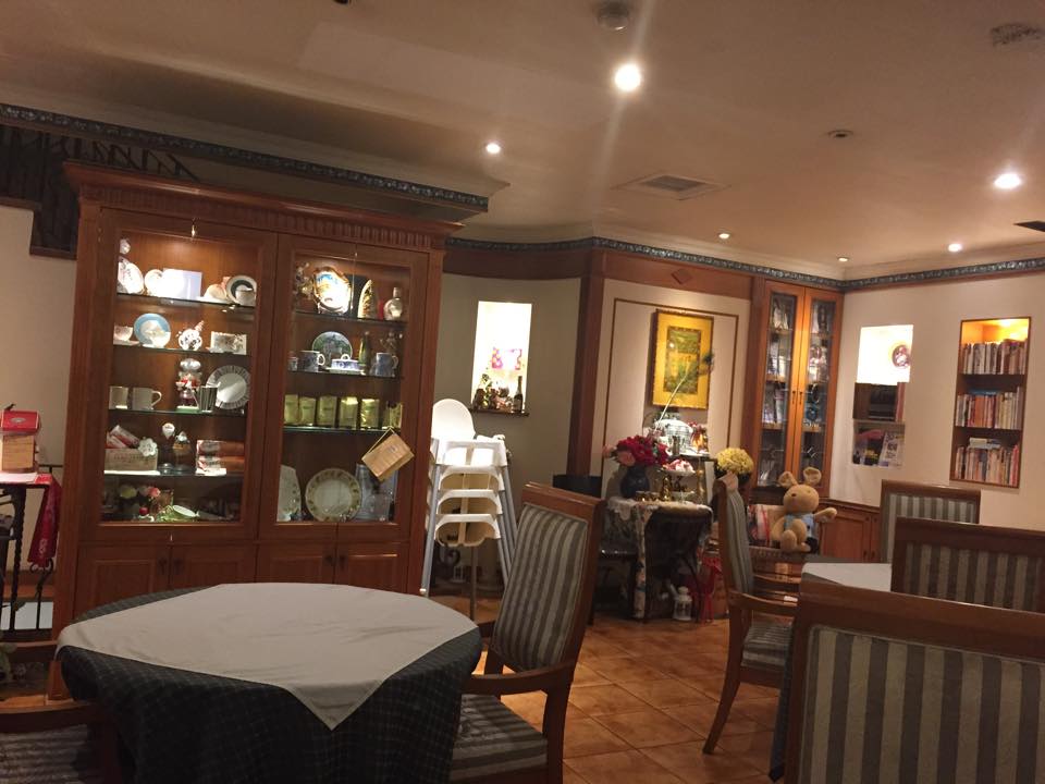 餐廳內環境典雅別緻,古典音樂和書籍環繞身邊,營造放鬆寧靜的氛圍