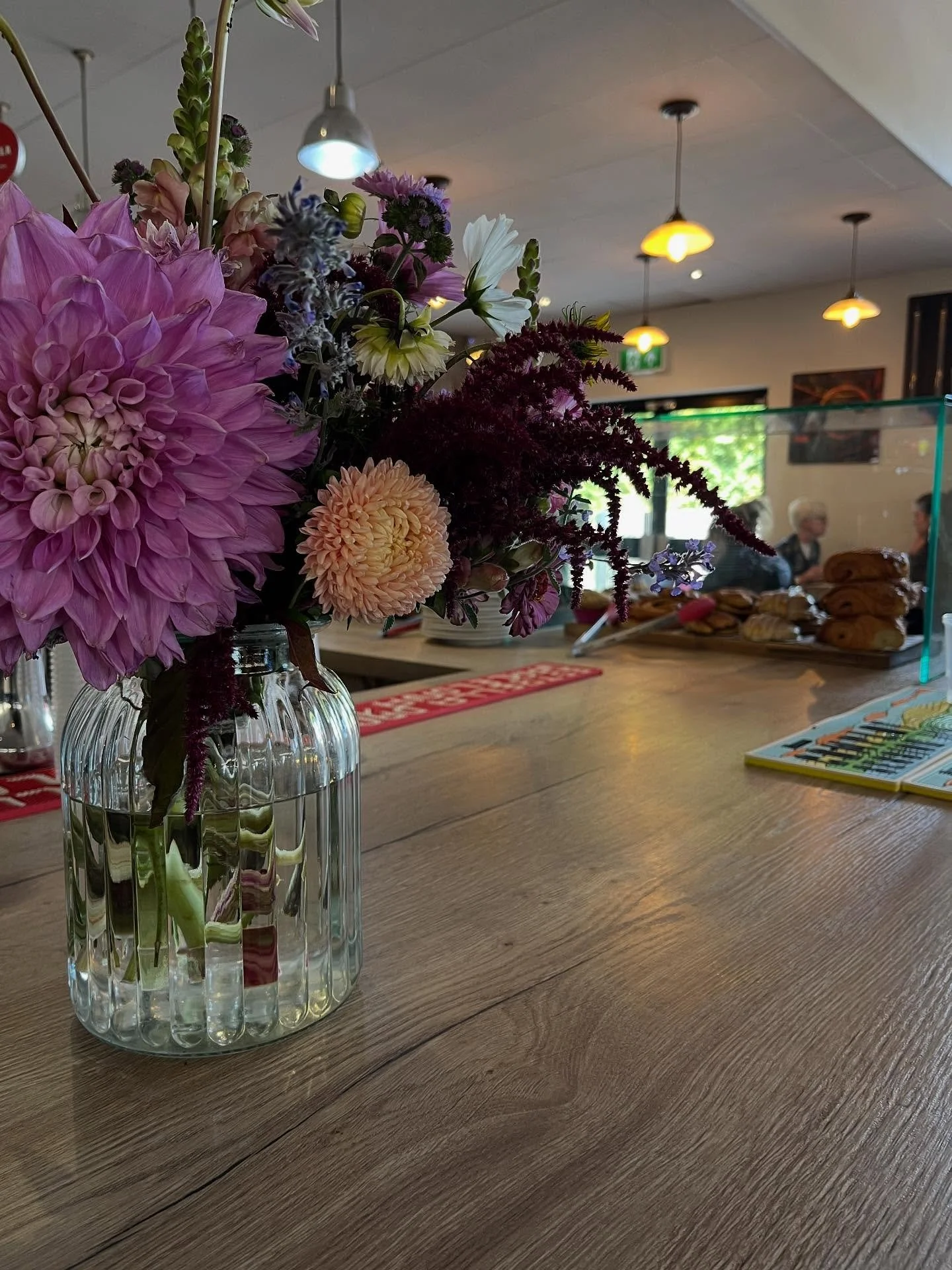 Monday musings&hellip;. 
Perfect spot for a meeting&hellip; I love an indie and I love this one&hellip; 
Great ☕️ for the coffee lovers, fun⛳️ for the golfers, a cosy corner for the book 📚 readers, beautiful flowers 💐 on display, a free 🅿️ carpark