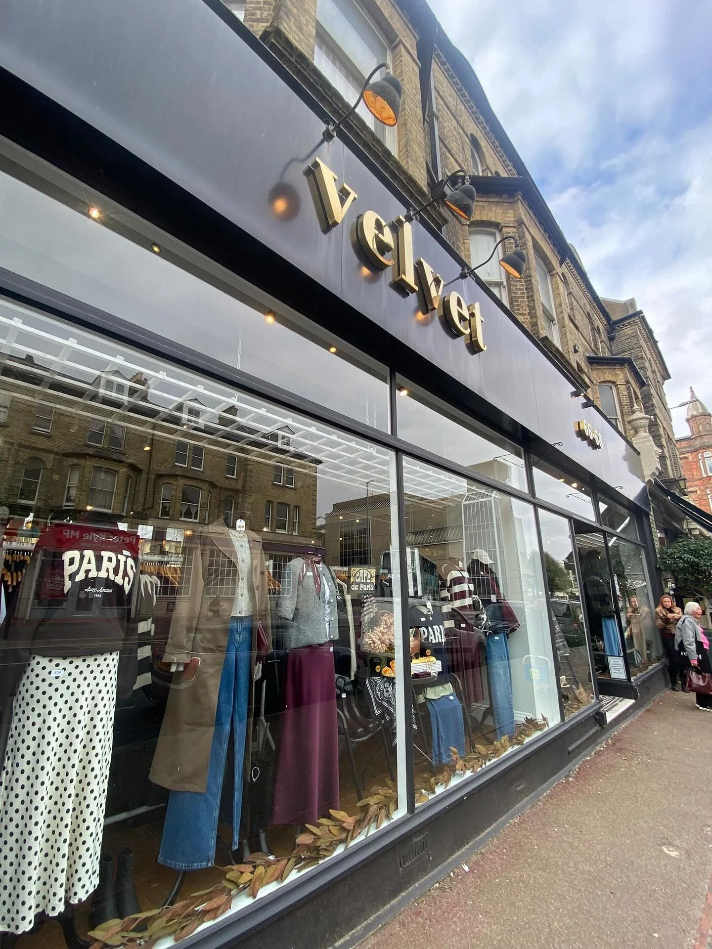 Always a champion for indies&hellip;. 💕
Made it back to @velvethove today to try on some of their new Autumn stock.

Lush products, lush service and a very happy heart. It&rsquo;s always good to support local independent businesses and am happy we m
