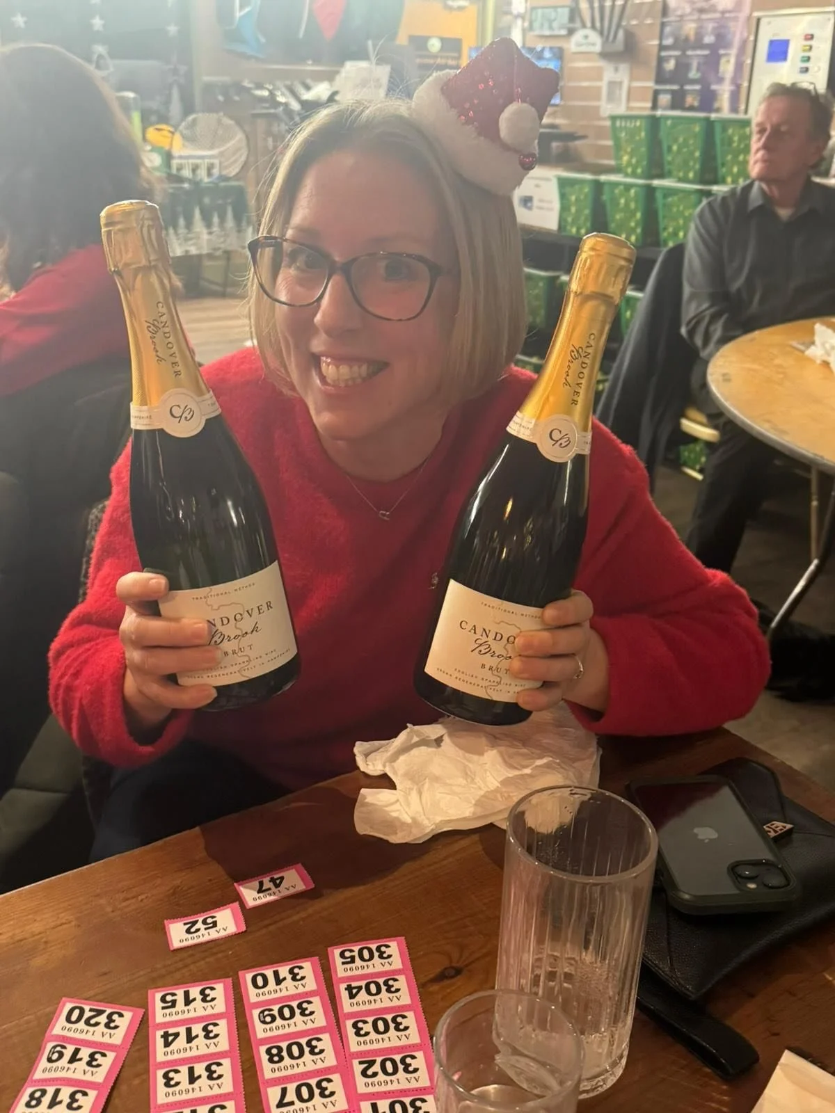 I&rsquo;m not a quizzer, but @thekitchenat_ has converted me to at least try&hellip; roll on the next. 

What a night&hellip; a sell out of a quiz @thekitchenat_ Compared by the lovely Ben, behind the scenes was Lizzie totting up the scores and keepi