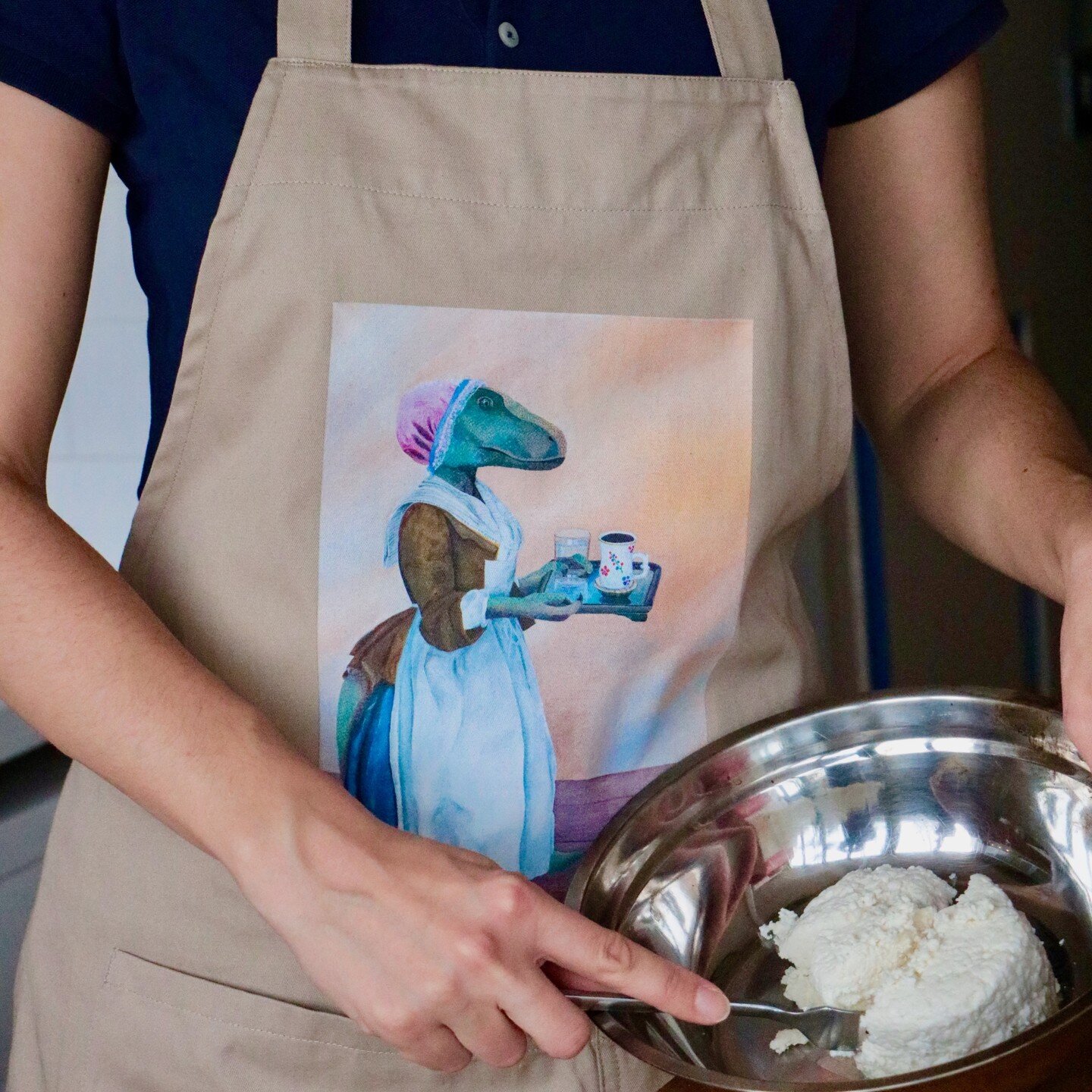 I have my parents visiting right now, so I spent the morning cooking #sirniki - an eastern european kind of quark/cheese pancakes - for us. It was a good moment to put my Chocolate Dino-Girl apron to work, hehe 👩&zwj;🍳 The link to order one is in t