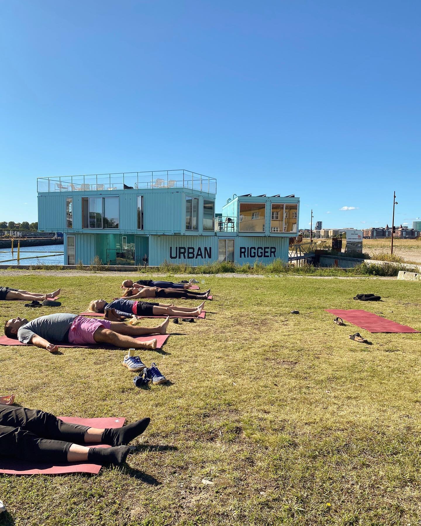 Resetting &amp; grounding to work smarter @simplefeastdenmark 💚#companyyoga  #mindyourbusiness