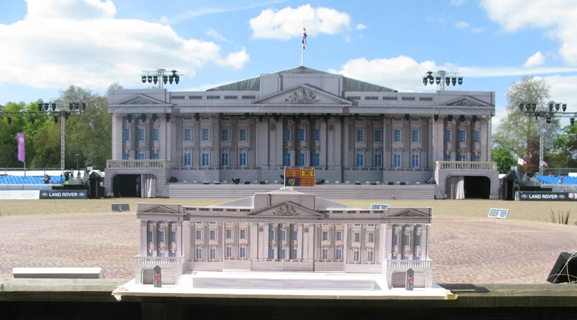 ybuckingham palace.jpg