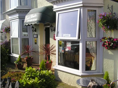 4 Star Guest House 708 Mumbles Road, Mumbles, Swansea SA3 4EH, thecoasthouse@aol.com
