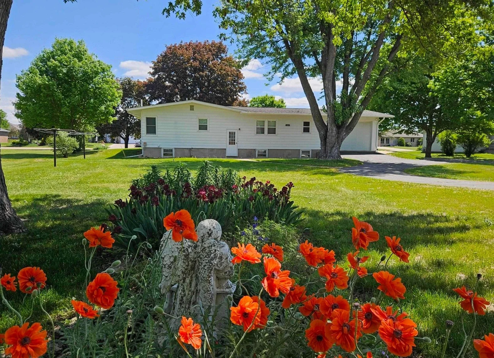 🏡 FOR SALE 🏡
📍30154 395th Ave, Bellevue, IA

🛏3 bedrooms
🛁2 baths
🌳.76 acres
🏠Adorable ranch-style home
🚘Attached and detached garage

📲Contact Norman Nielsen REALTOR&reg; (563)689-3333
👇CLICK HERE👇to see more photos!
https://shorturl.at/j