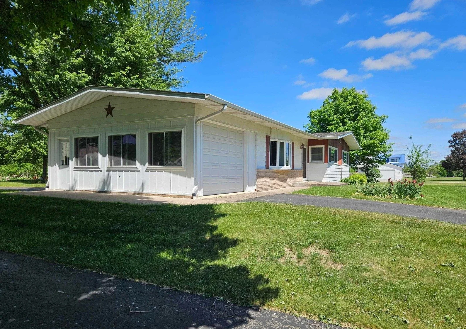 🏡 FOR SALE 🏡
📍30154 395th Ave, Bellevue, IA

🛏3 bedrooms
🛁2 baths
🌳.76 acres
🏠Adorable ranch-style home
🚘Attached and detached garage

📲Contact Norman Nielsen REALTOR&reg; (563)689-3333
👇CLICK HERE👇to see more photos!
https://shorturl.at/j