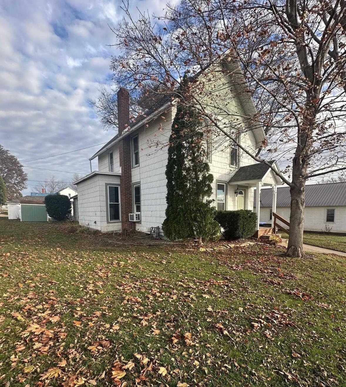 🏡✨ Bright &amp; Charming Home For Sale in Miles, IA! ✨🏡
📍 323 Lincoln Street, Miles, IA 52064
💲 $144,900

🛏️ 4 bedrooms &bull; 1 bath
📐 1,638 sq ft

Step inside this 1890&rsquo;s gem &mdash; full of character with original hardwood floors, a be