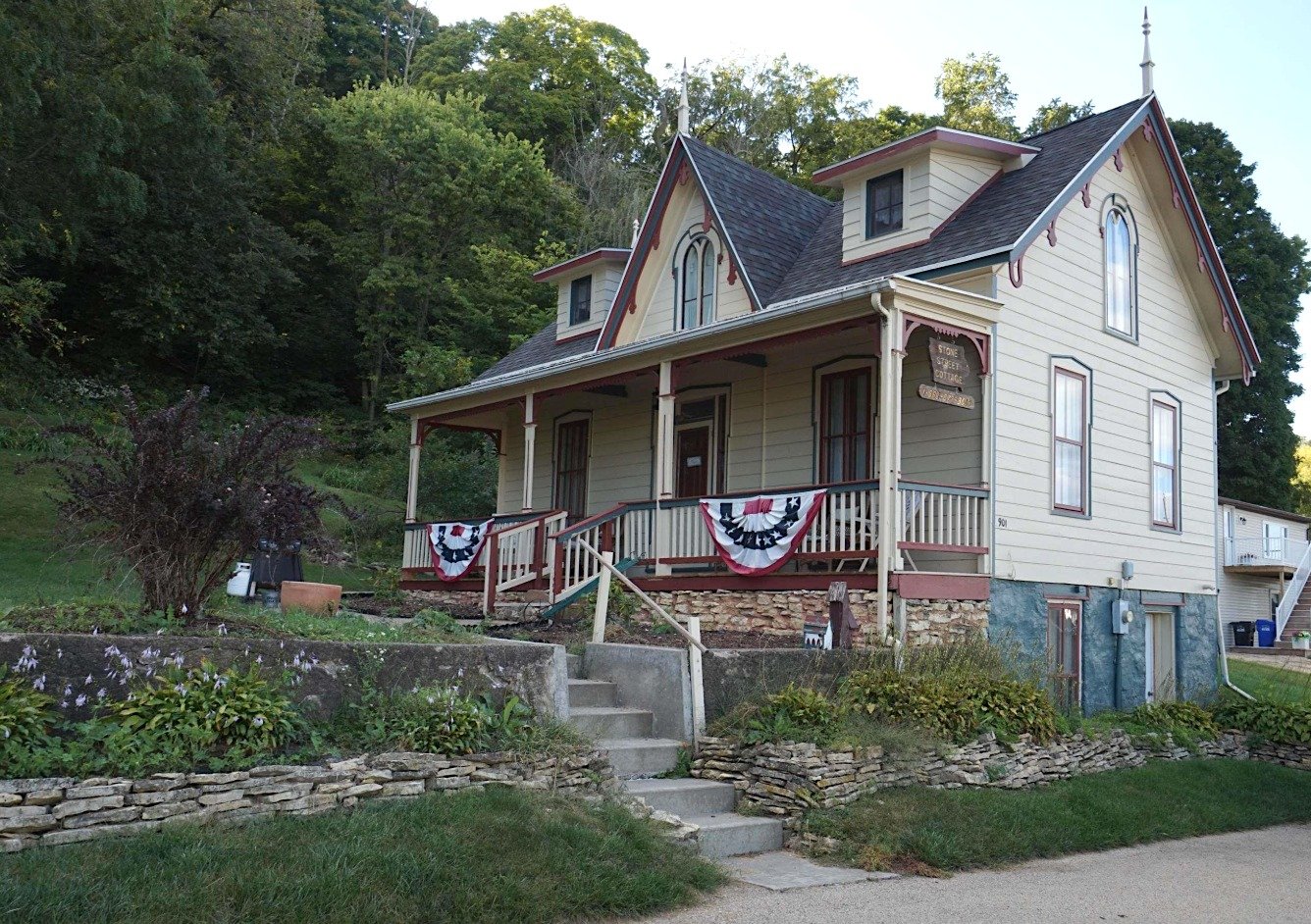 ✨ Charming Home ✨
📍 901 Stone St, Bellevue, IA
$134,900

Looking for a place that feels like home the second you walk in?
This cozy 2-bedroom, 1.5-bath gem has all the small-town charm with modern comfort &mdash; perfect for first-time buyers, downs