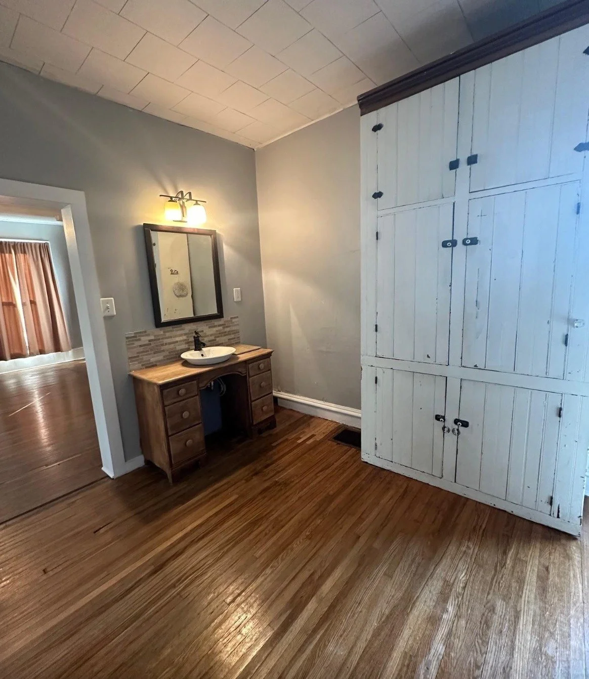 ❗NEW PRICE &mdash; don&rsquo;t miss this one❗
📍 323 Lincoln St, Miles, IA

💲 139,900
🛏️ 4 Bedrooms
🛁 1 Bath
📐 1,638 Sq Ft

Step into the charm of this 1890s home ✨
From the original hardwood floors to the updated kitchen and sun-filled living sp