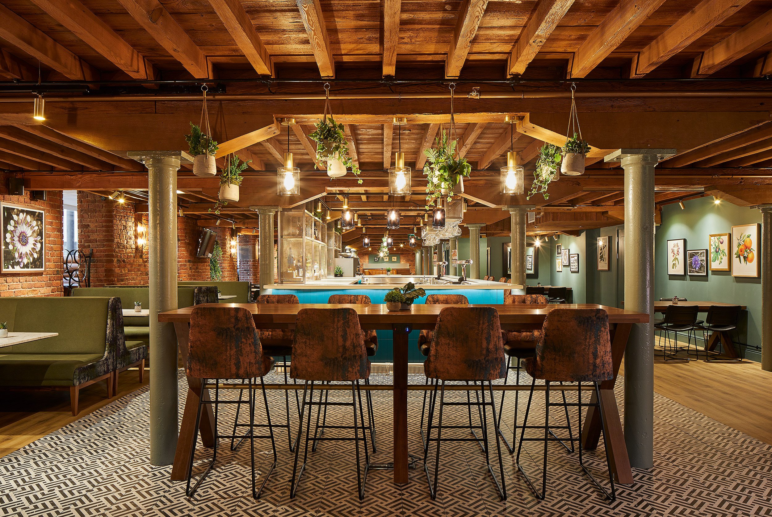 Bar at the Manchester Victoria & Albert Marriott.  Hotel photography by Mike Caldwell