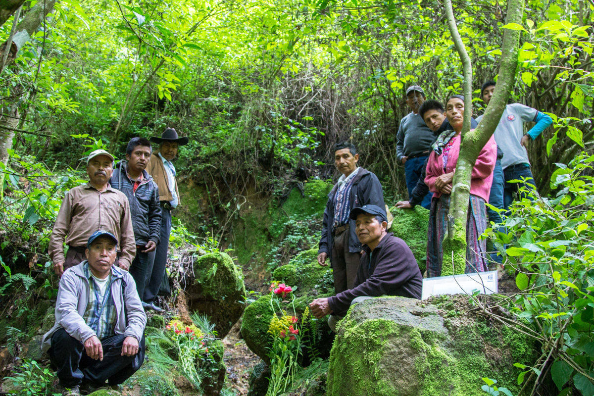 El comité responsable, cerca de uno de los 3 manantiales naturales que se utilizarán para el proyecto.