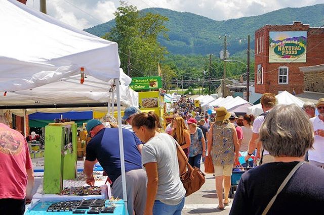 Don&rsquo;t miss the 42nd annual Sourwood Festival in Black Mountain this weekend! Fri-Sun, over 200 vendors and 30,000 people expected to attend! Delicious food and drinks, fun rides, boutique shopping and more!
#sourwood2019 #blackmountain