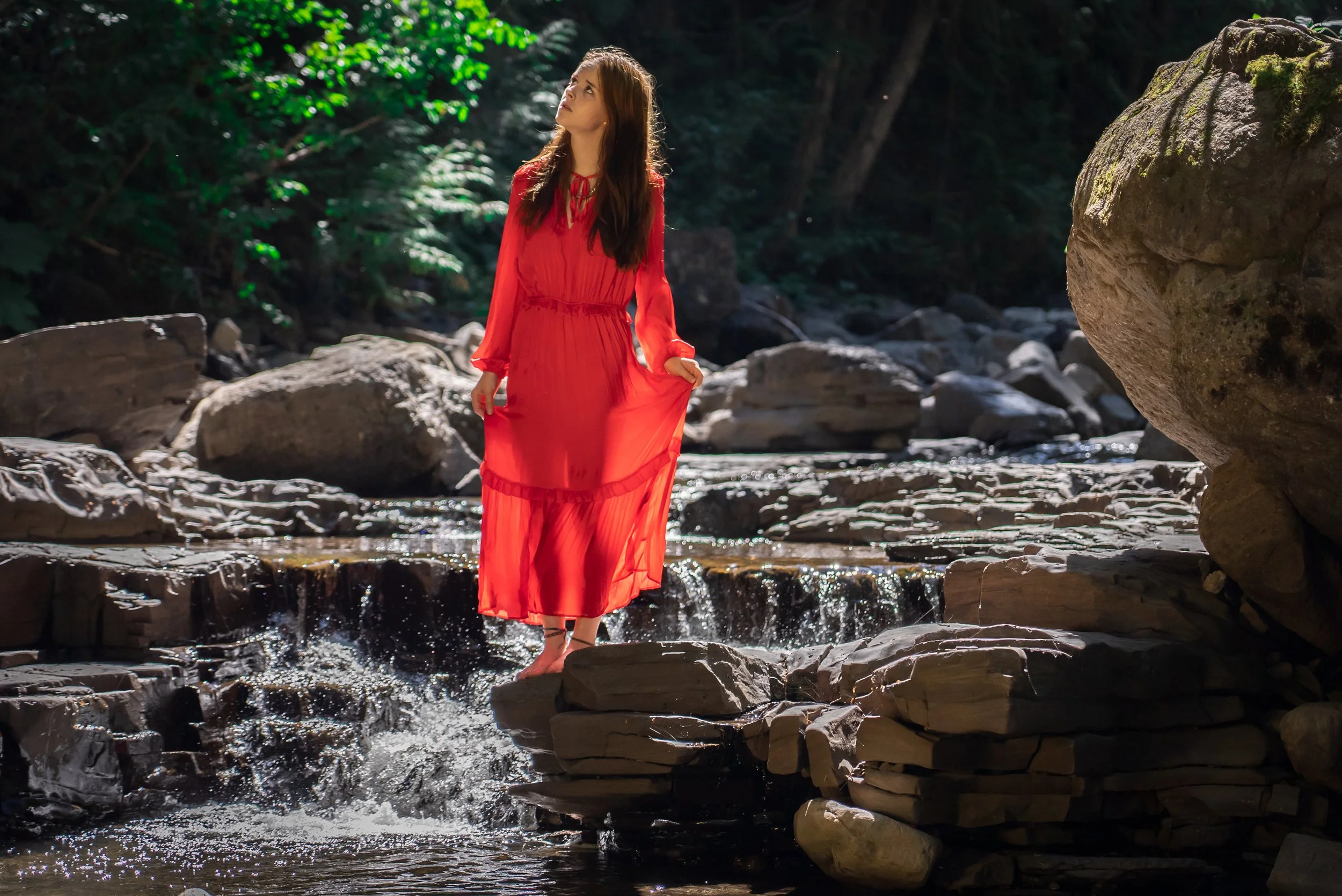 Nell Smith Signs to Faber Alt. + New Album 'Anxious' released today!