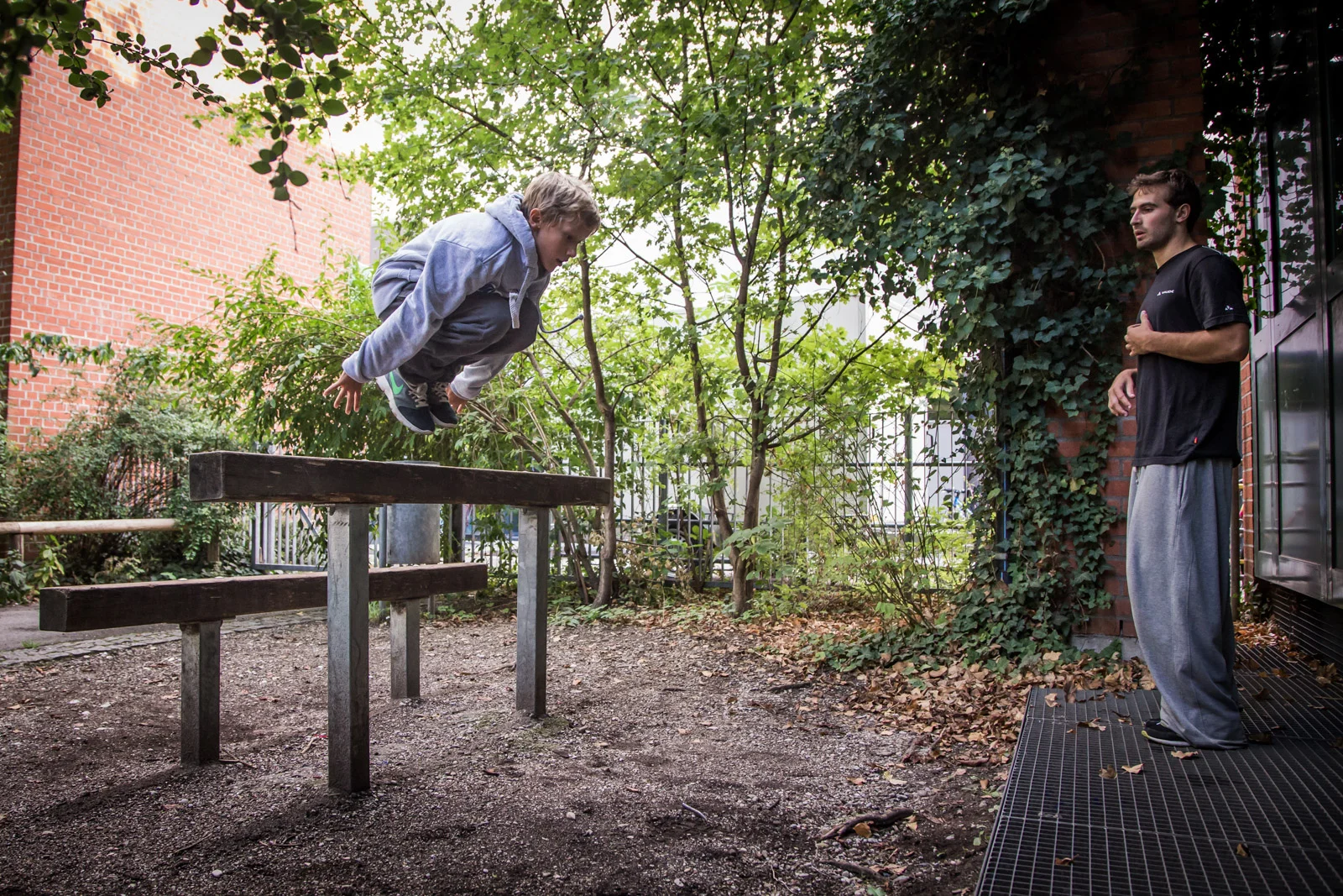 Kash-Vault: bis erste Flugphase wie Katzensprung, dann normalerweise Lösen der Hände und Durchhocken der Beine, Aufsetzen der Hände und Abdruck vom Hindernis, Landung auf den Beinen (Kombination von Katzensprung und Dash-Vault)