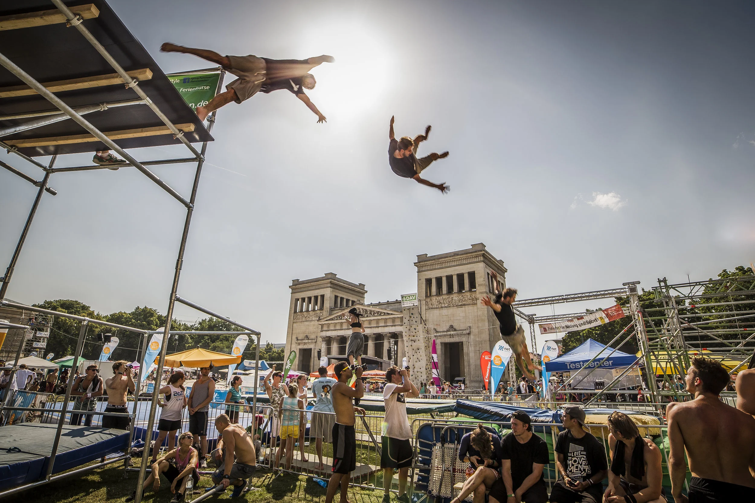 sprung-von-geruest-koenigsplatz-event.jpg