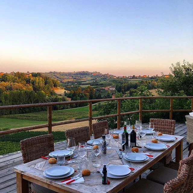 Al fresco dining at the vineyard #vineyardvibes #holidaysarecoming #winetasting #morettiadimariwines #ventomarino #holidaysthatgobeyondtheordinary #holidayphilosophy #piemonte #italy #instatravel #travelinspiration #magicmoments #foodiesofinstagram #