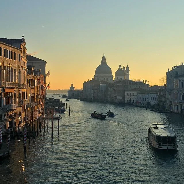 Fall in love with this legendary city from your exclusive apartment on the Grand Canal. #ventomarino #holidayphilosophy #holidaysthatgobeyondtheordinary #venice #luxurytravel #italy #venezia #exploredreamdiscover #grandcanal #lasalute