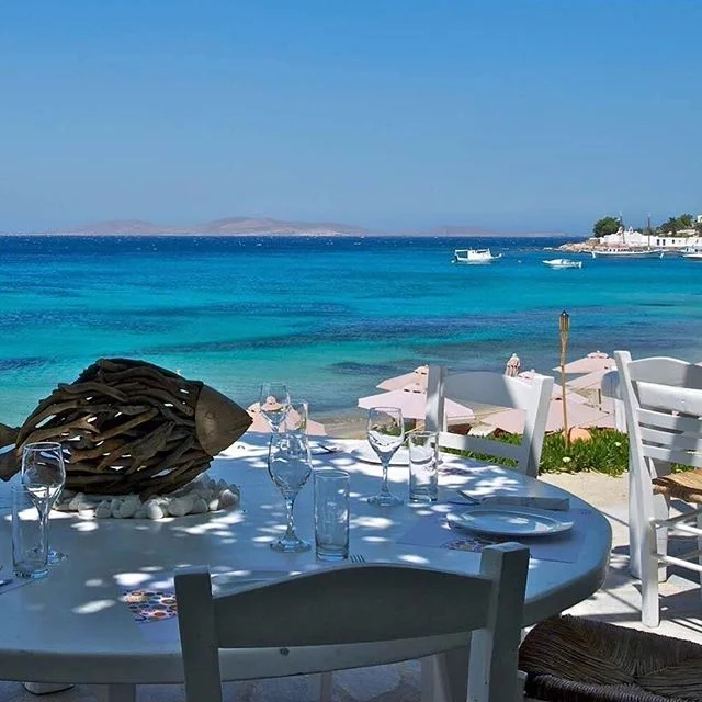 Lunch time goals on Paros #holidayphilosophy #holidaysthatgobeyondtheordinary #ventomarino #paros #greece #luxurytravel #luxuryvillas #visitgreece #greekholidays #aegean #instatravel #heaven #alfrescodining