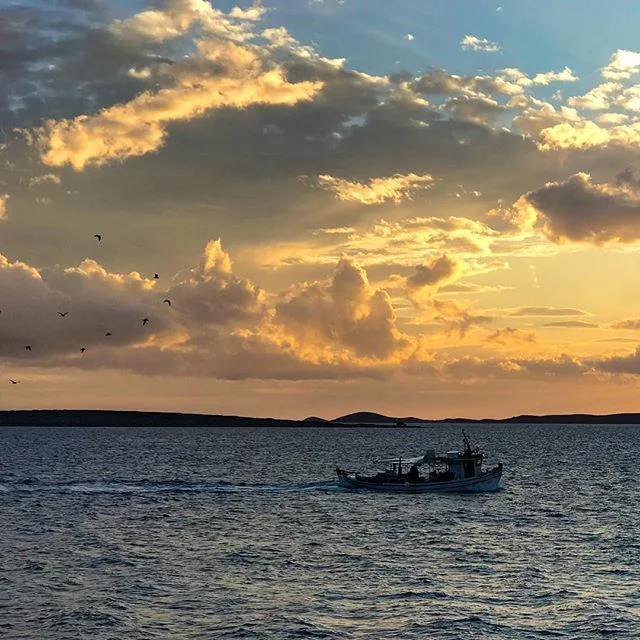 Sitting on the dock of the bay! #ventomarino #holidayphilosophy #holidaysthatgobeyondtheordinary #NikiMou #Paros #visitGreece #luxurytravel #uniqueretreats #holidaysarecoming