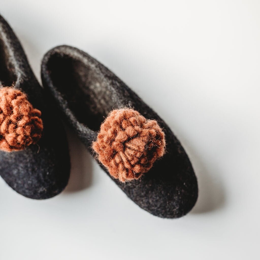 POM POM SLIPPERS