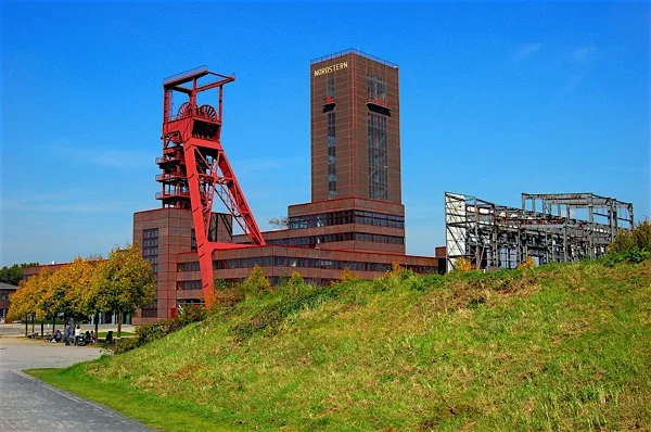 headframe-346267_1280.jpg