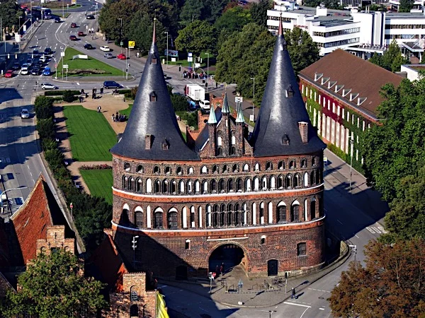 luebeck-holsten tor 600x400.jpg