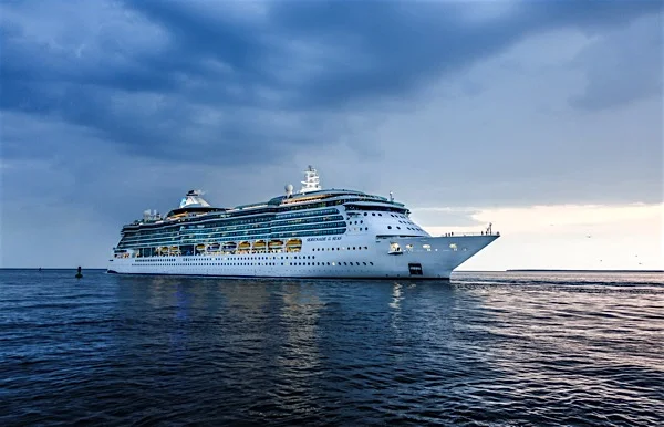 Kreuzfahrt-schiff-Rostock.jpg