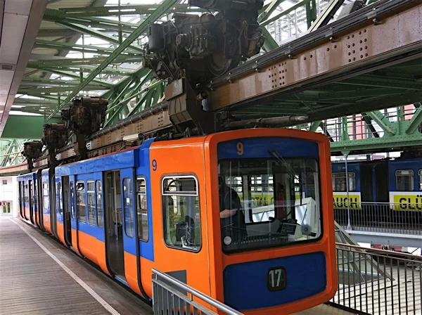 schwebebahn-Wuppertal.jpg
