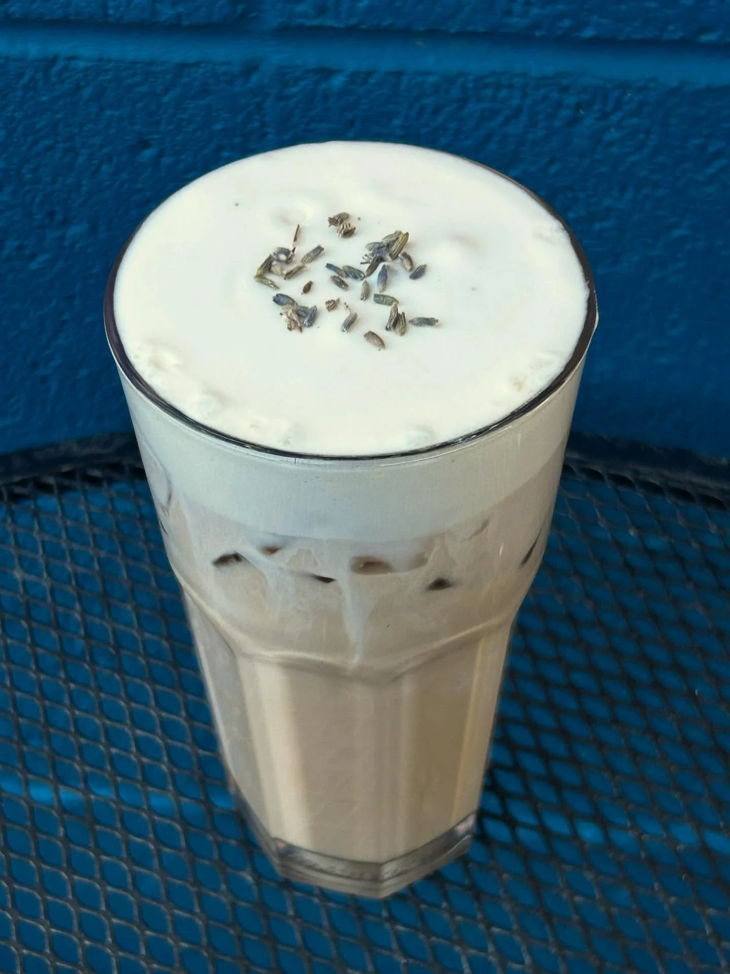 NEW SPECIAL ALERT ‼️ 
Iced London Fog with lavender cold foam. We pair @rishitea London Fog concentrate with milk and top it with a floral cold foam that feels anything but foggy. It is sure to cool you down and brighten your day!