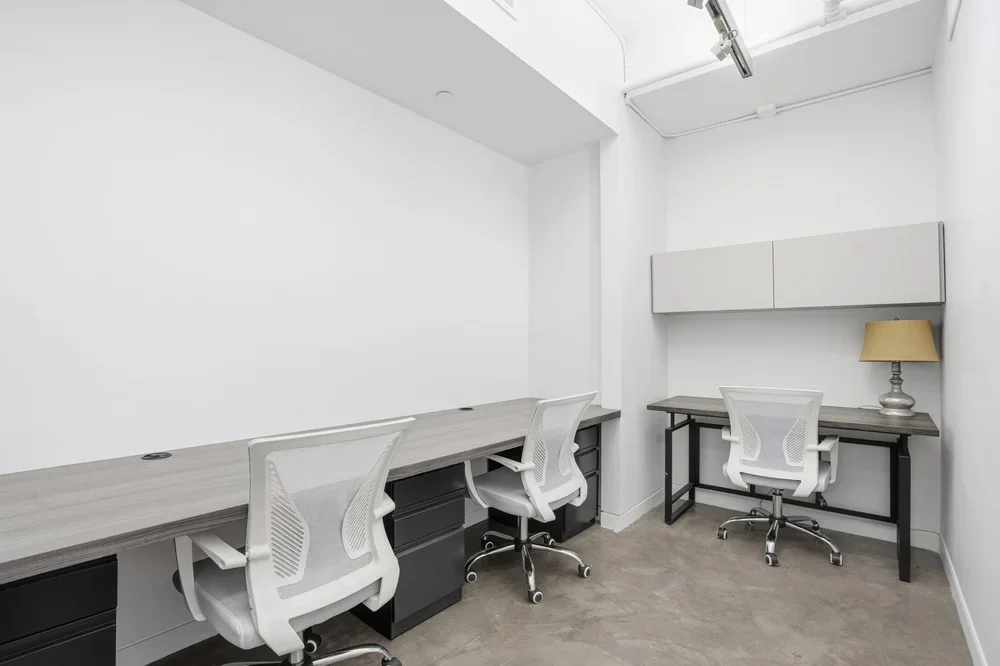 UNIT 31 - 3 DESKS