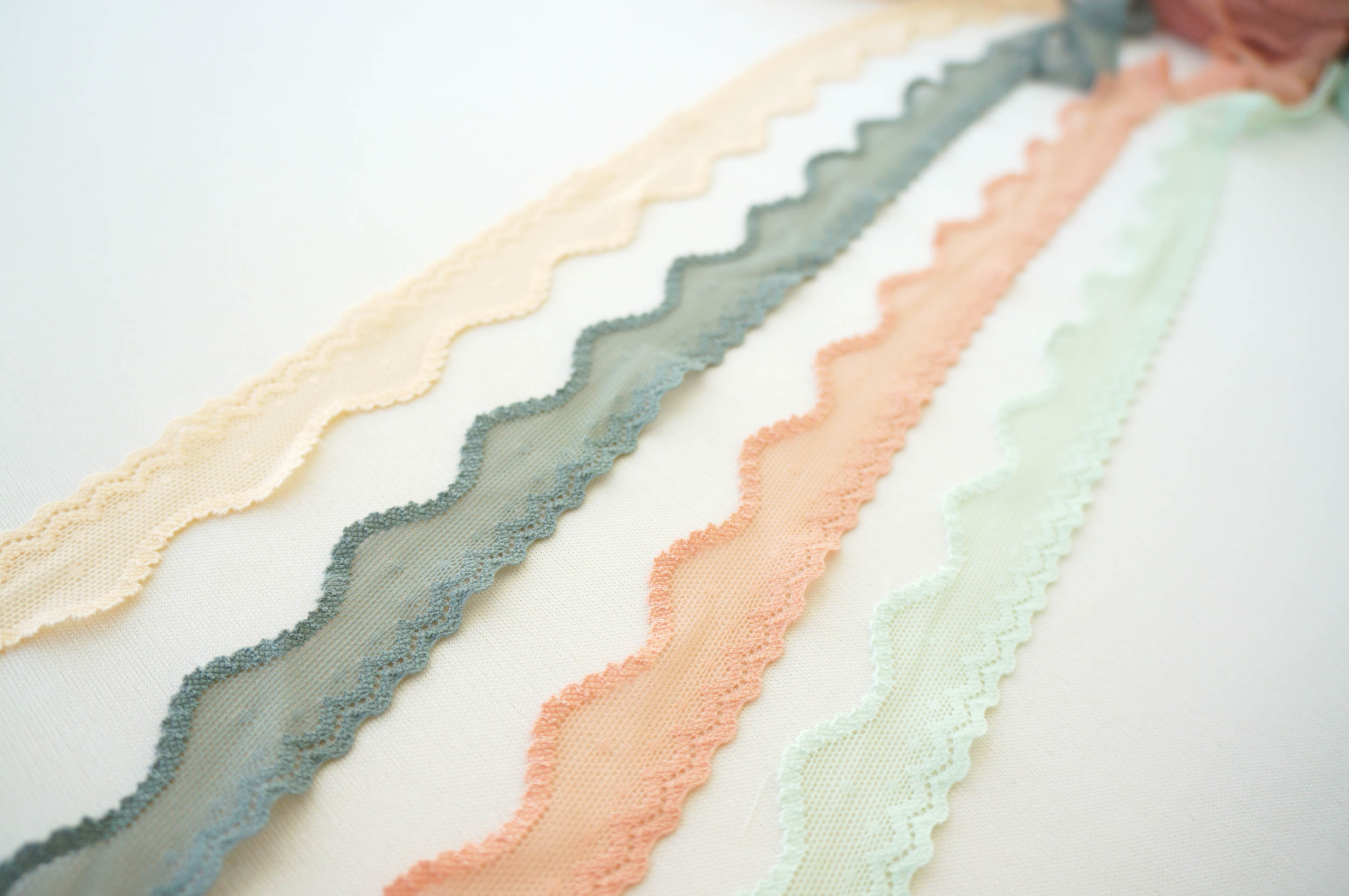 Stretch Lace Trim - Narrow Scallop - 1" (2.5 cm)