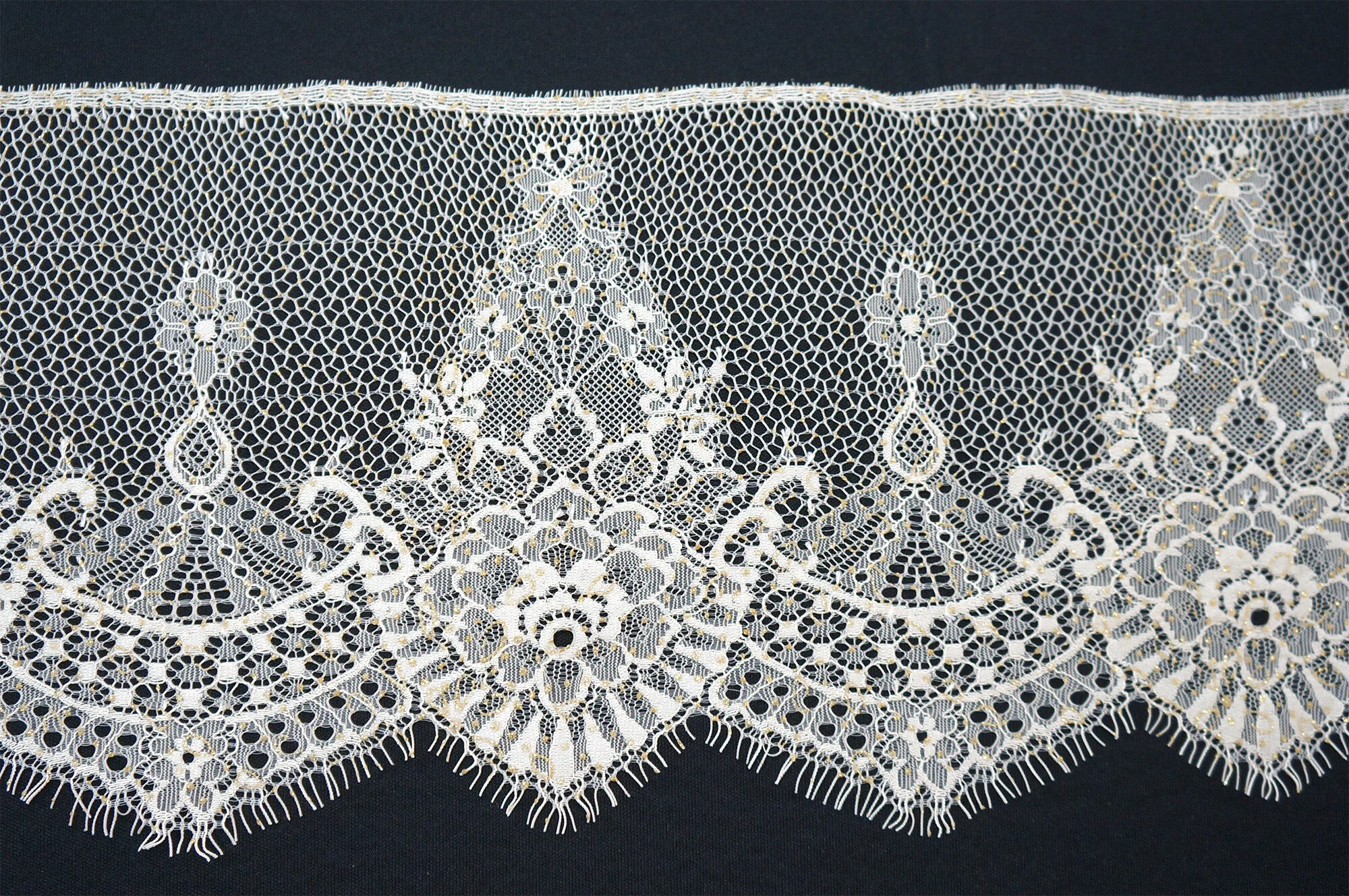Chantilly Lace - Gilded Sand 6.5" (17cm)