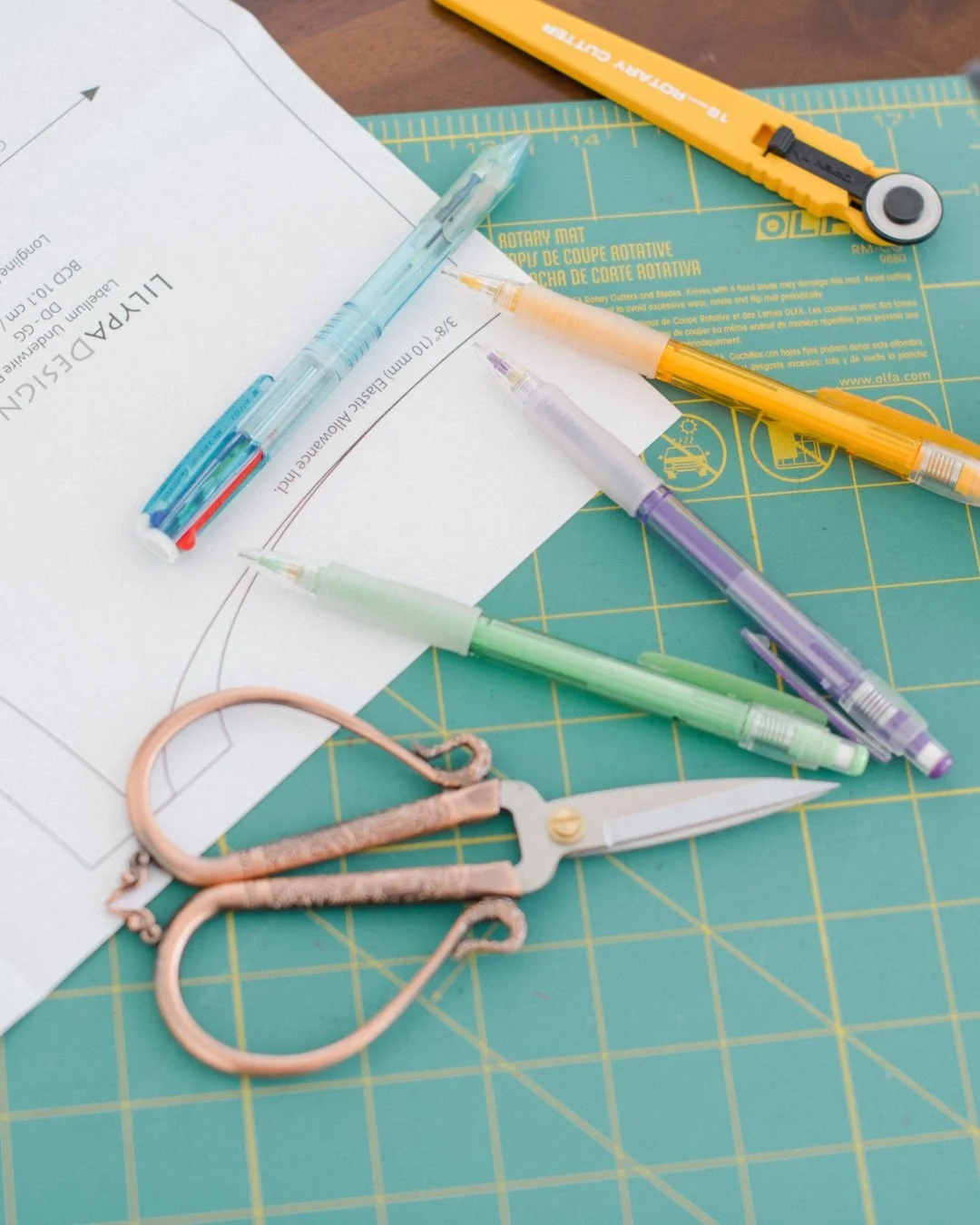 What can we actually cover in 30 minutes?
More than you might expect.

✓ Pattern size
✓ Wire choice
✓ Cup shape
✓ Projection needs
✓ Torso shape / round ribcage adjustments
✓ Why one cup does that thing and the other doesn&rsquo;t
✓ The tiny tweaks t