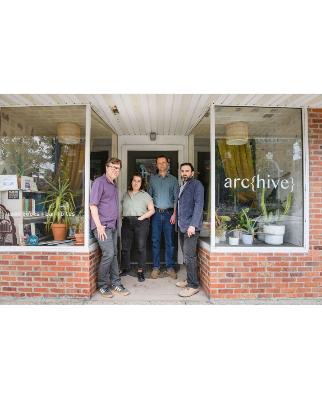 Had some laughs with the #houseband chumming around @archivebooksnackery 

#warrenri #archivehouseband #localmusic #usedbooksbarbites