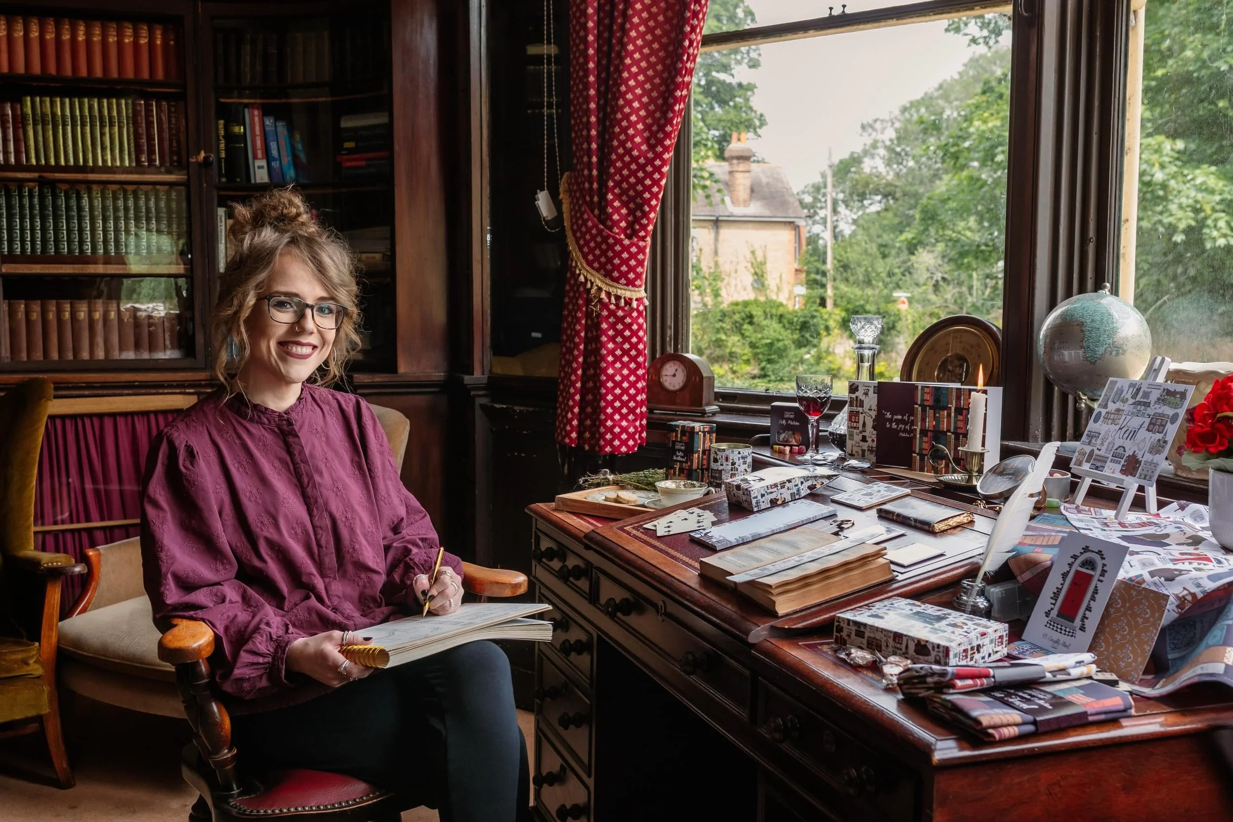 ***Charles Dickens Collection***

Telling the story of Charles Dickens&rsquo; life and work.
This giftware range brings to life the places that inspired his greatest novels, shows what he was like as a performer and what was important to him as a per