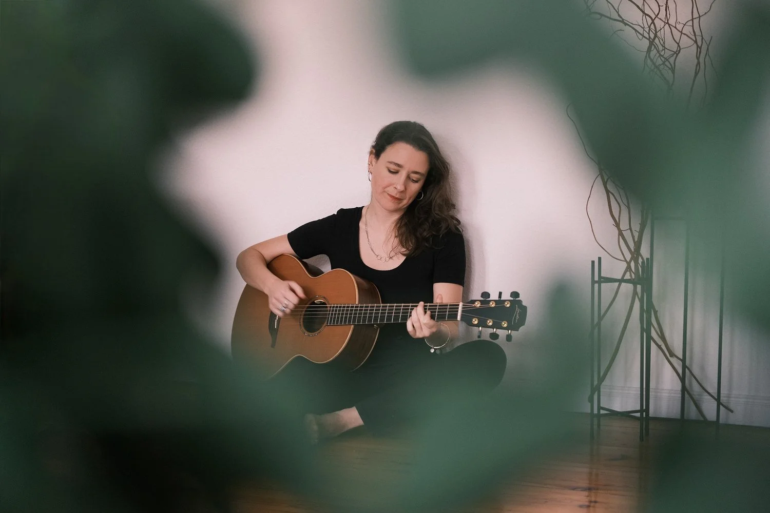 Síomha+playing+guitar+cross+legged.jpeg