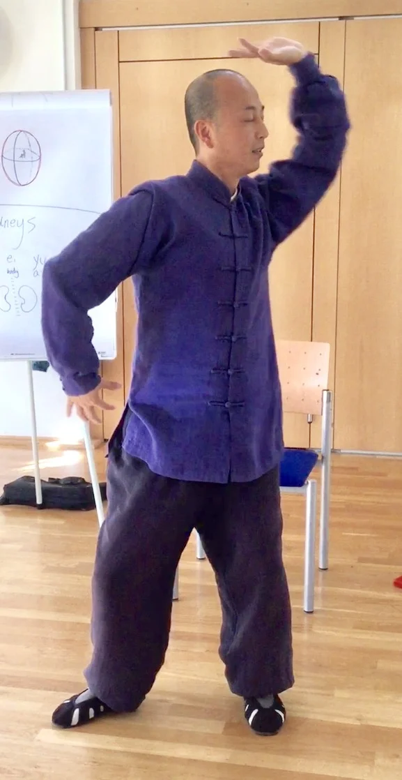  Teacher Tao Qingyu teaches Taiji Ball. 