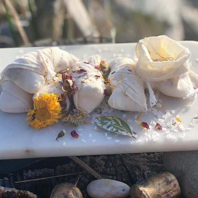 Bath Tea 🛁💐✨ COMES WRAPPED IN REUSABLE MUSLIN AND ARE PACKAGED IN PLANT BASED CELLOPHANE BAGS / REUSABLE GLASS TUMBLERS WITH BRONZE LIDS. 
Directions:  Steep tea bag in warm water. Soak for 20+ min. Sprinkle in the  rose, lavender, and calendula pe