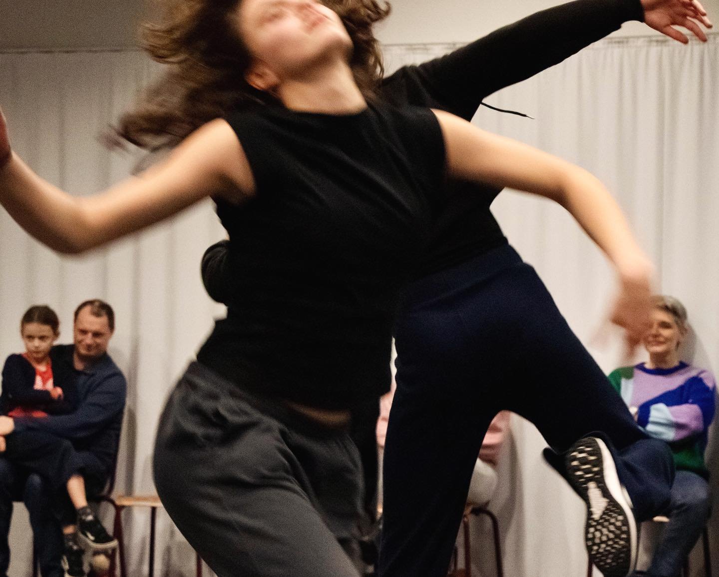 repetities vorige week met de groep van &lsquo;Adagiae&rsquo; in @cczwaneberg vastgelegd door Catherine Lema&icirc;tre - &lsquo;Adagiae&rsquo; is een locatievoorstelling in kerken met 10 lokale dansers die ik aan het maken ben voor 5 cultuurcentra in