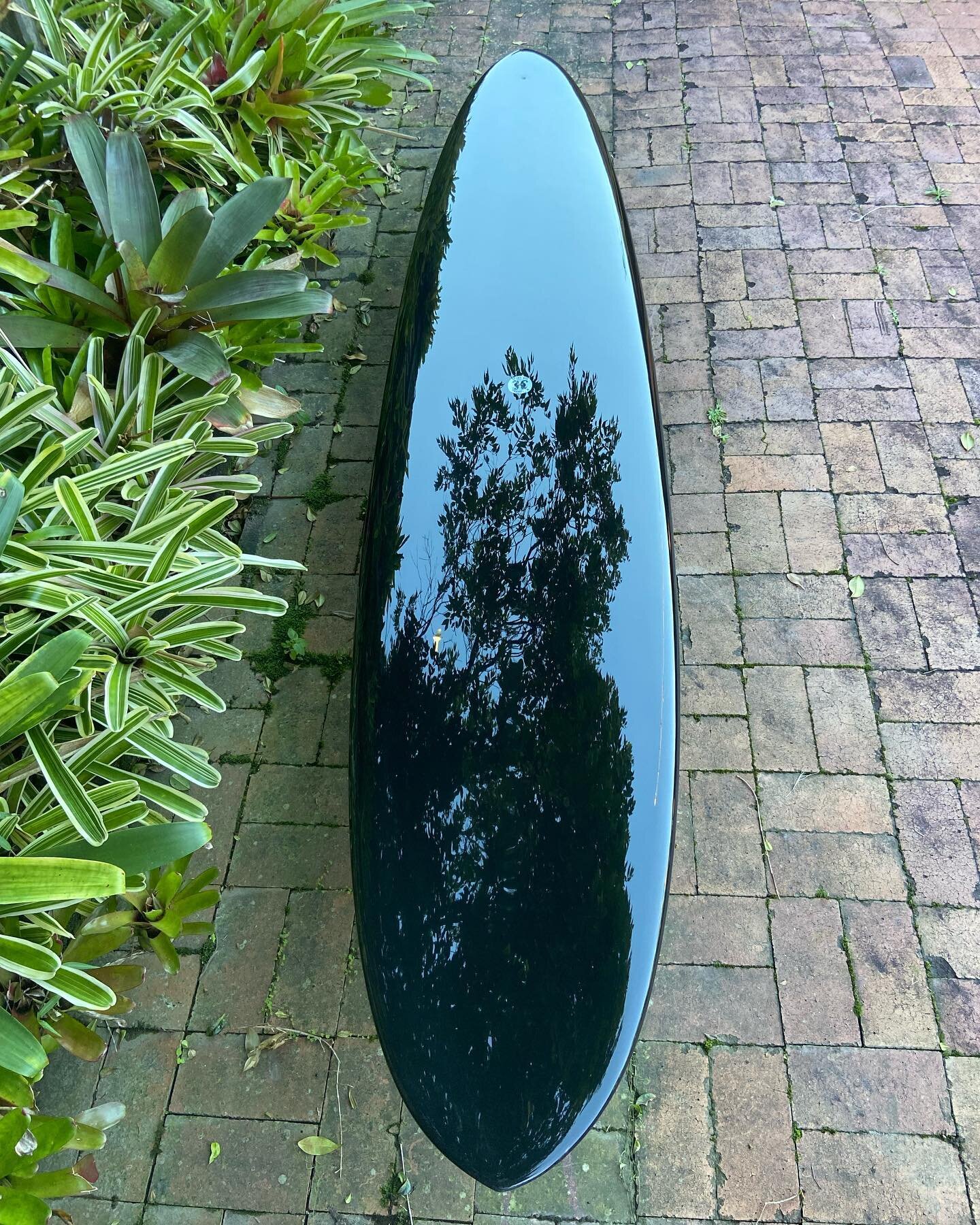 9&rsquo;2&rdquo;&bull; 22 &frac12; &bull; 2 13/16 &bull; &ldquo; Le Mans&rdquo; speed shape design.  Glassed with opaque black deck, cloth stained resin color bottom, fcs single fin box, this unique board is available for purchase @sunburntmess.surf 